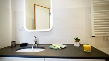 Secador de cabelo, toalhas de banho