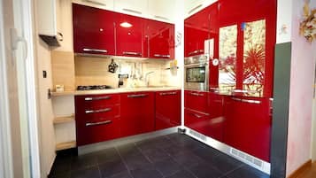 Horno, placa de cocina, utensilios de cocina