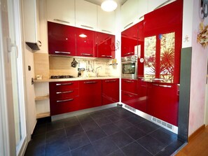 Un four, surface de cuisson, vaisselle et ustensiles