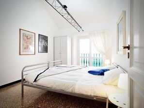 4 bedrooms, WiFi, bed sheets