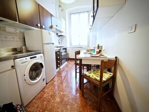 Un four, surface de cuisson, vaisselle et ustensiles