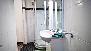 Artículos de tocador gratuitos, secador de pelo, toallas