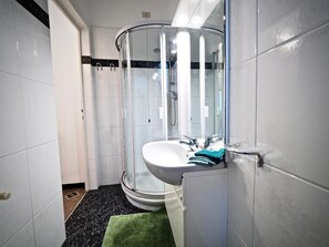 Set di cortesia gratuito, asciugacapelli, asciugamani