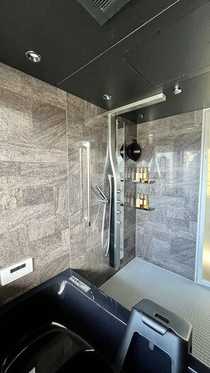 Suite Deluxe, non-fumeur | Salle de bain | Baignoire et douche séparées, articles de toilette (gratuits)