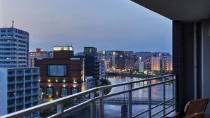 A balcony with a view of a cityscape and river at dusk. - ALFACIO RIVERSIDE STAY HAKATA (Fukuoka)