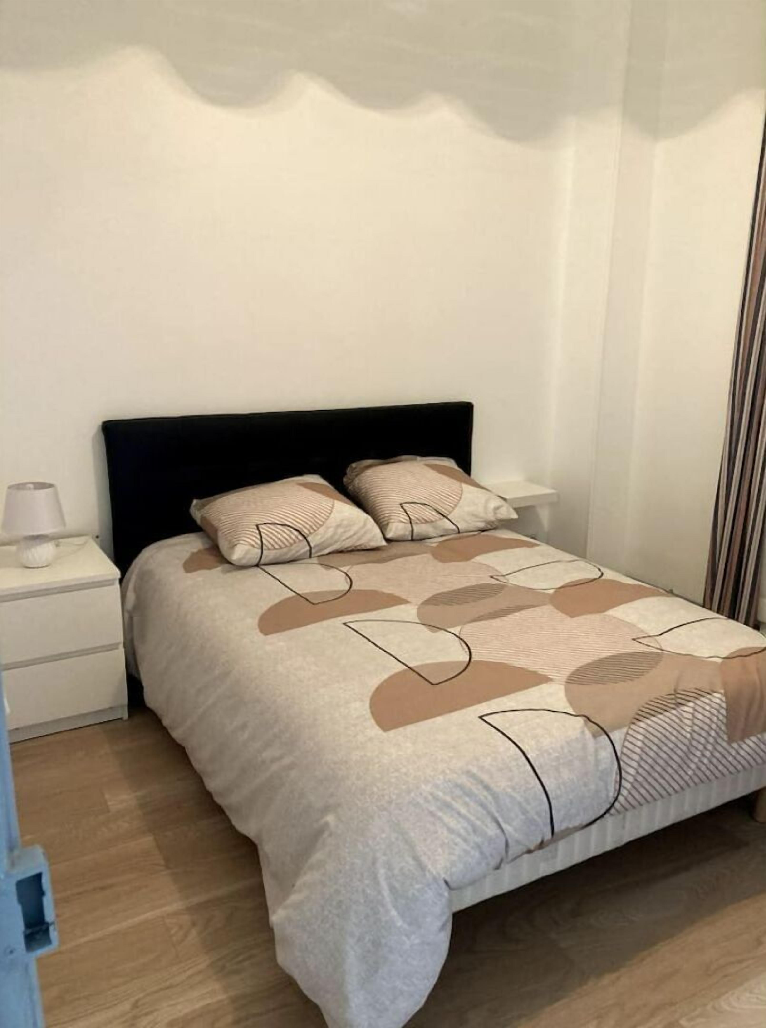 2 bedrooms, bed sheets