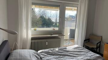 2 Schlafzimmer, Reisekinderbett, Bettwäsche