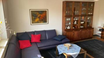 Fernseher, Bücher, Stereoanlage