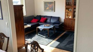 Fernseher, Bücher, Stereoanlage