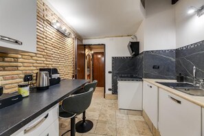 Réfrigérateur, four à micro-ondes, un four, surface de cuisson