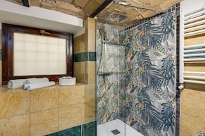 Dusche, Haartrockner, Bidet, Handtücher