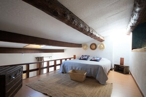 1 bedroom, iron/ironing board, travel cot, free WiFi - Rare Cassis duplex apartment, 5 minutes from the beach and port on foot (Cassis)