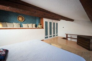 1 bedroom, iron/ironing board, travel cot, free WiFi - Rare Cassis duplex apartment, 5 minutes from the beach and port on foot (Cassis)