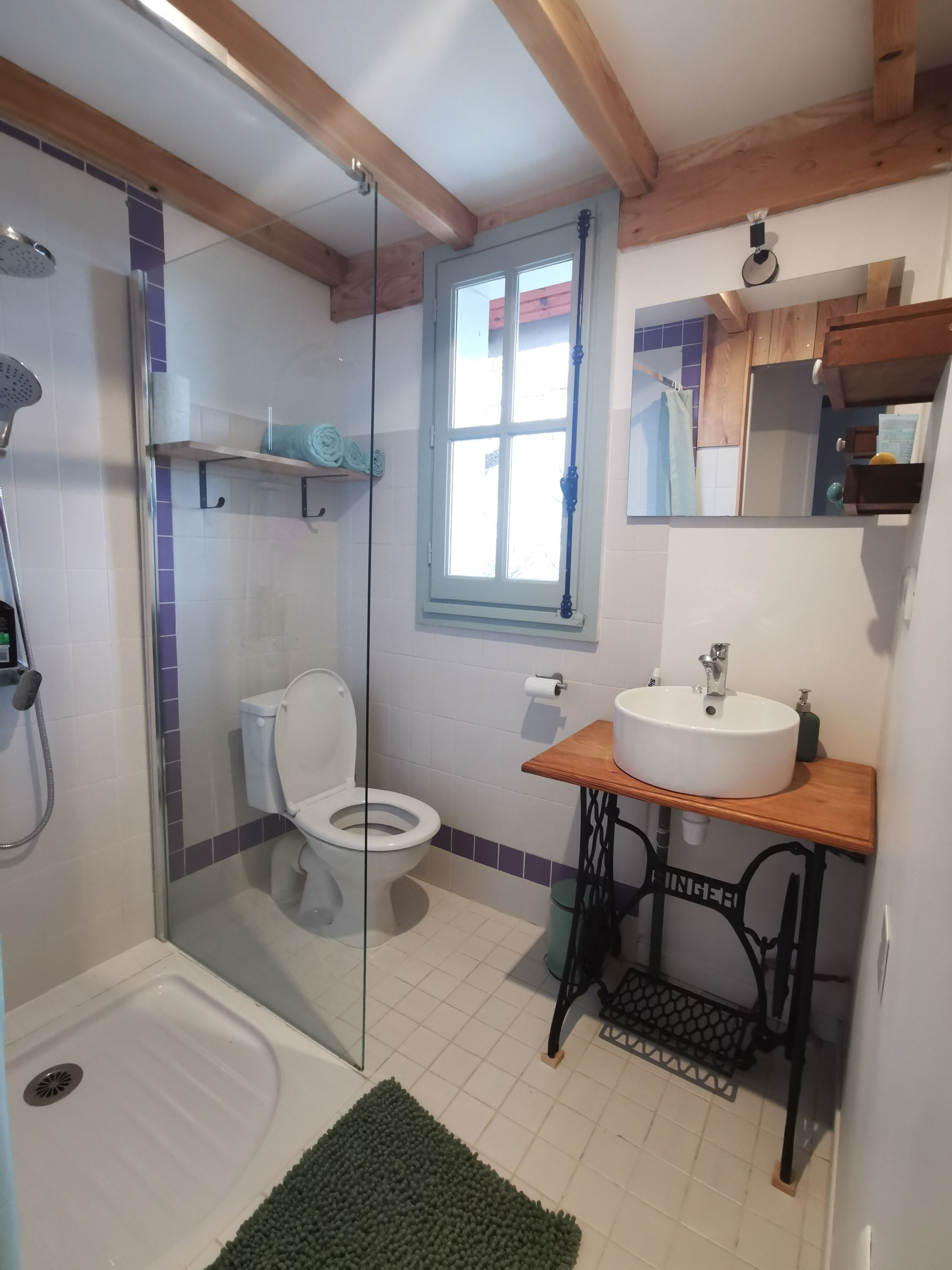 Een douche, een haardroger, handdoeken, zeep