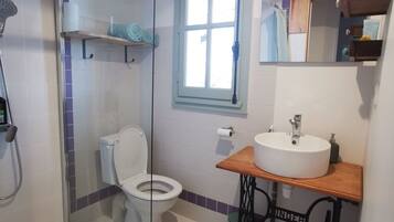 Douche, sèche-cheveux, serviettes fournies, savon