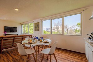 Dining - Fully equipped kitchen, WiFi, comfy king-size bed and a sofa bed, elevator. (Ciudad de México)