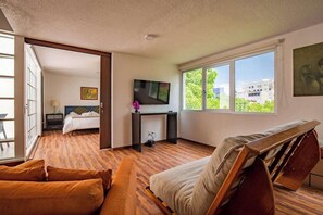 1 chambre, bureau, fer et planche à repasser, lit de bébé portatif