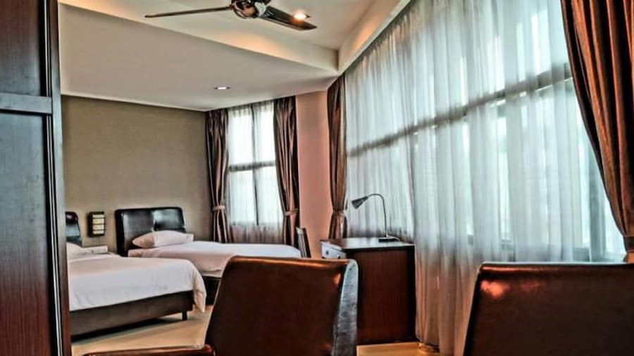 Capital O Rail Hotel