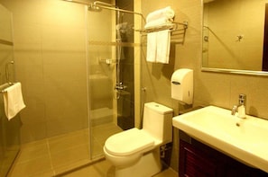 Superior Suite | Bathroom | Shower, hair dryer, towels