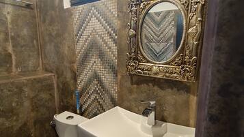 Chalet | Kamar mandi | Shower, perlengkapan mandi gratis, pengering rambut, dan handuk