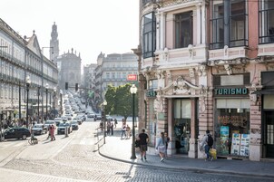 A street scene with a building labeled "MAJESTUDIO" and "TURISMO" on the facade.