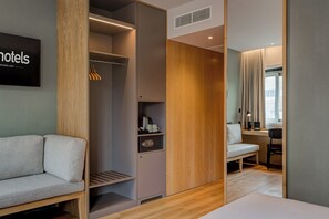 Family Triple Room | Down comforters, minibar, in-room safe, desk - Hotel Acta the Clover (Porto)