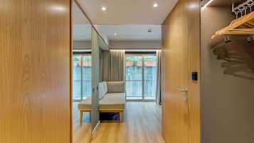 Chambre Triple | Couette en duvet d'oie, minibar, coffres-forts dans les chambres, bureau