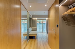 Quarto triplo | Edredons de pluma, frigobar, cofres nos quartos, escrivaninha