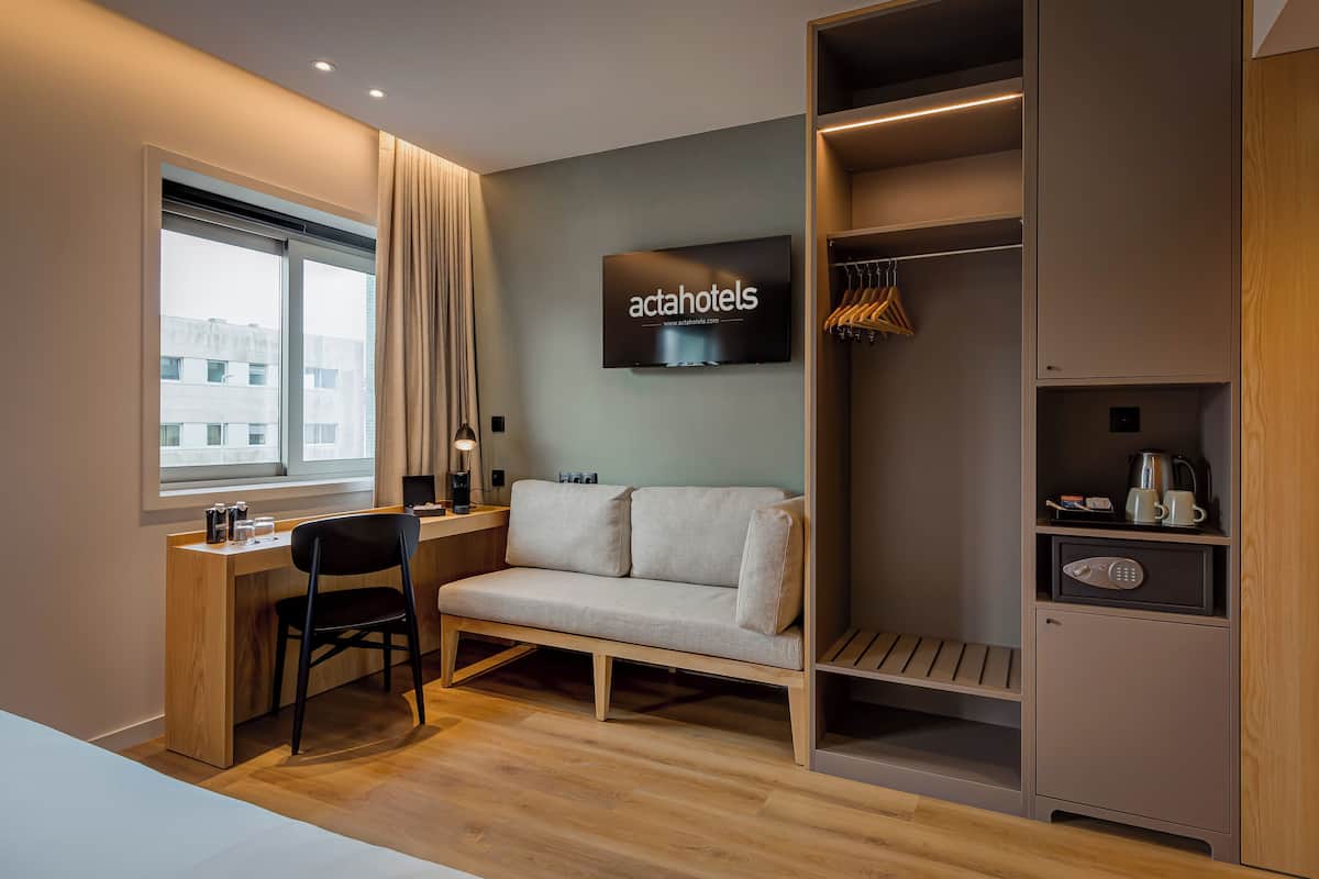 Kamar Triple Keluarga | Selimut bulu angsa, minibar, brankas, dan meja kerja