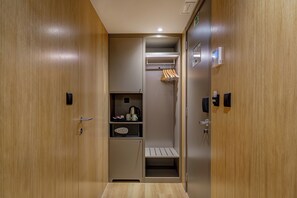 Cubrecamas, minibar, caja de seguridad en la habitación y escritorio 