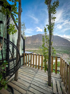 A wooden deck with a view of a mountainous landscape. - Stunning Cliff-edge 2-bedroom Chalet in Karimabad (Karimabad)