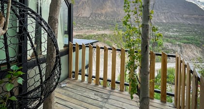 Stunning Cliff-edge 2-bedroom Chalet in Karimabad