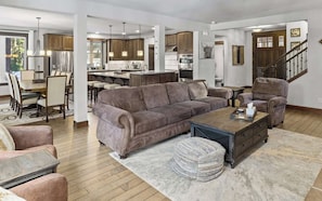 Smart TV, fireplace, video games, DVD player - Prospector Perch - Golf Front - Walk to Winery - Hot Tub (Cle Elum)