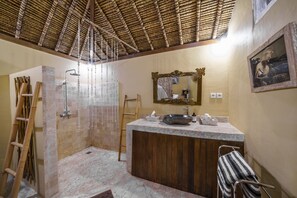 Superior Villa | Bathroom | Hair dryer, towels