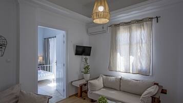 Arodou Apartment Sea View | Woonruimte | Een 45-inch flatscreentelevisie met satellietzenders en een televisie
