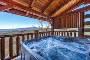 Cabaña, varias camas, hidromasaje, vista a la montaña | Tina de hidromasaje al aire libre