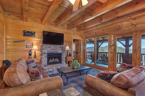 Cabin, Multiple Beds, Hot Tub, Mountain View | Living area