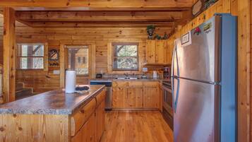 Cabin, Multiple Beds, Hot Tub, Mountain View | Private kitchen | Fridge, microwave, oven, stovetop