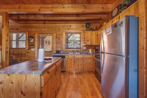 Cabana, várias camas, banheira de imersão, vista para a montanha | Cozinha privada | Geladeira, micro-ondas, fogão, cooktop