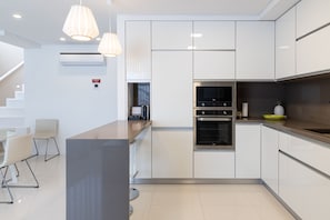 Geladeira, micro-ondas, fogão, cooktop