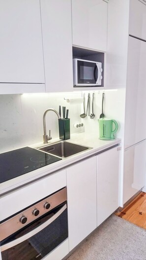 Kühlschrank, Mikrowelle, Ofen, Herdplatte