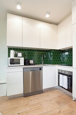 Kjøleskap, mikrob ølgeovn, ovn og kokeplater