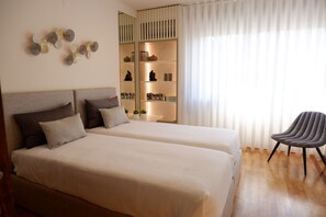 3 quartos, escrivaninha, ferros/tábuas de passar roupa