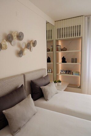 3 quartos, escrivaninha, ferros/tábuas de passar roupa