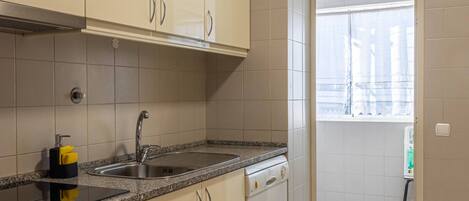 Een koelkast, een microgolfoven, een oven, een kookplaat