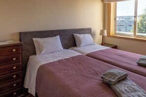 2 chambres, fer et planche à repasser, accès à Internet, literie fournie