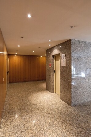 Interior - RR | Central, Well-Equipped, AC, Workspace, Garage (Vila Nova de Gaia)