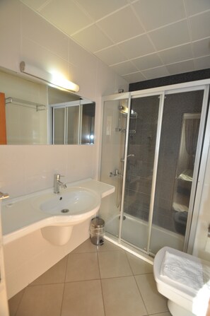Basic-Apartment | Badezimmer | Haartrockner, Handtücher