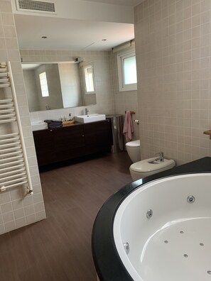 Jetted tub, hair dryer, bidet, towels