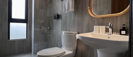 Maison Confort | Salle de bain | Articles de toilette écologiques, séchoir à cheveux, pantoufles